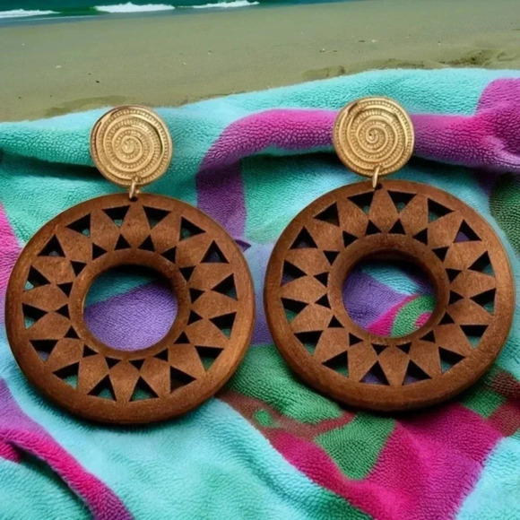🆕️ Boho Chic Wooden Hollow Dangle Earrings – Retro Flower Power Style 🌿 - Picture 1 of 9